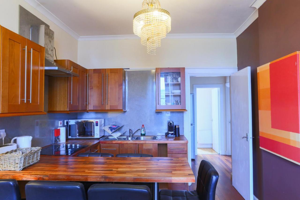 1 Minute From Royal Mile, Large 5 Bed Apartment *