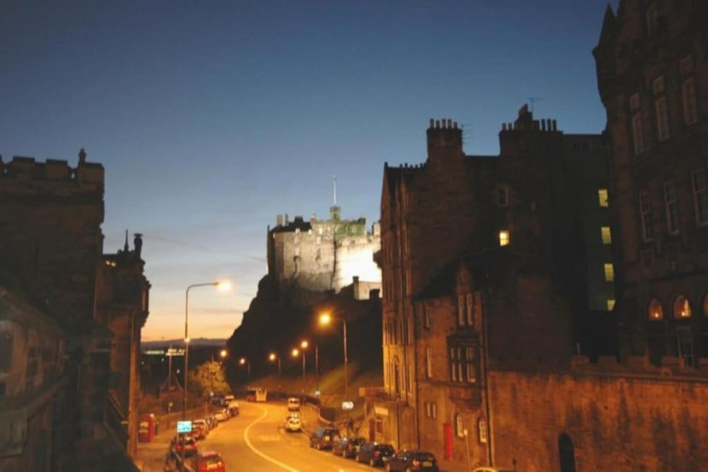 Lovely 2 Bed Flat Located Next To Castle Edinburgh