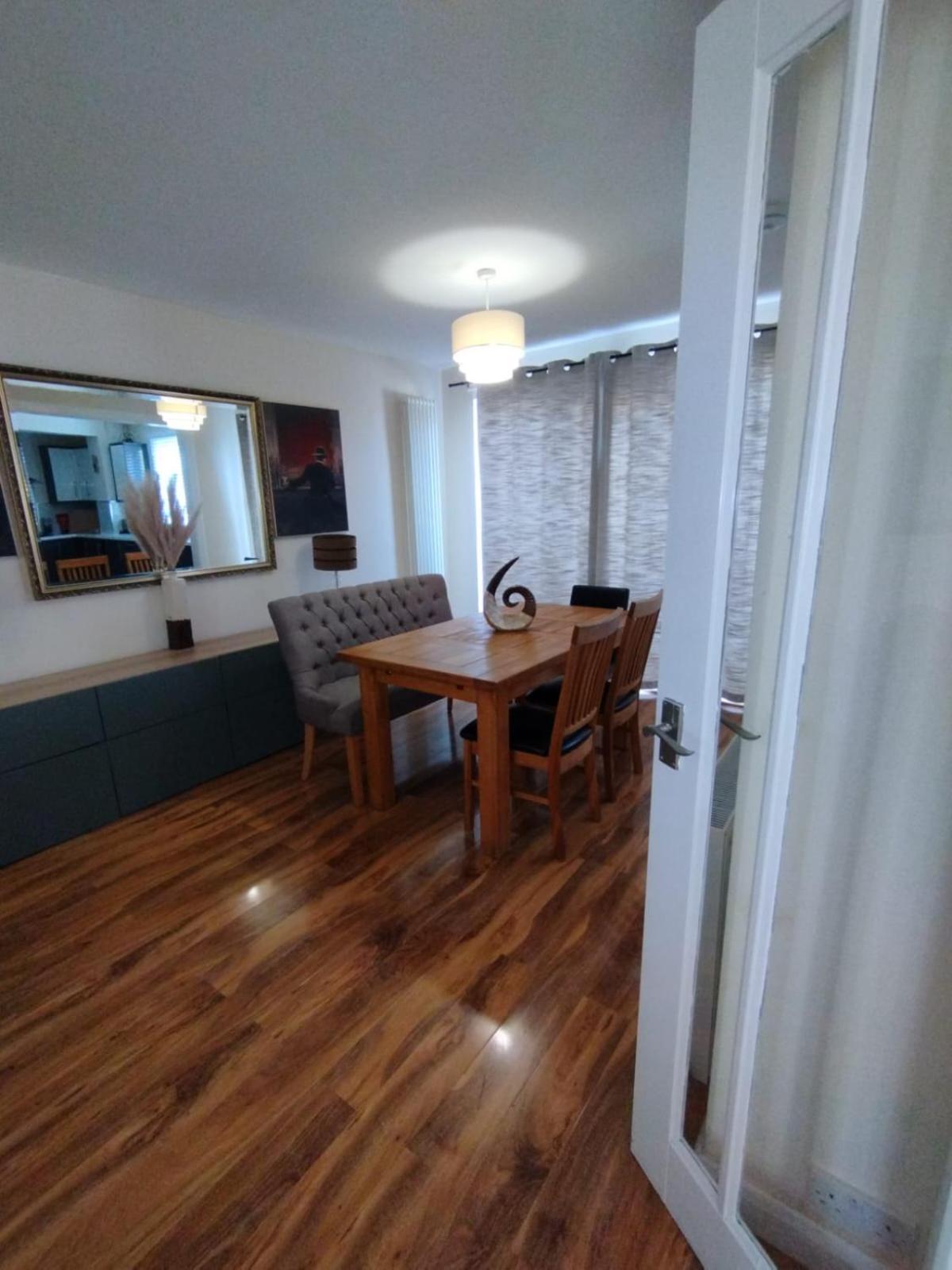 Villa 3 Bed House In - Private Parking
