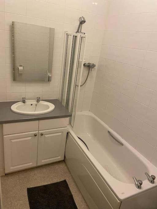 Lovely 2 Bed Flat Located Next To Castle *