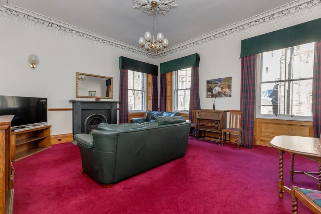 Lovely 2 Bed Flat Located Next To Castle *