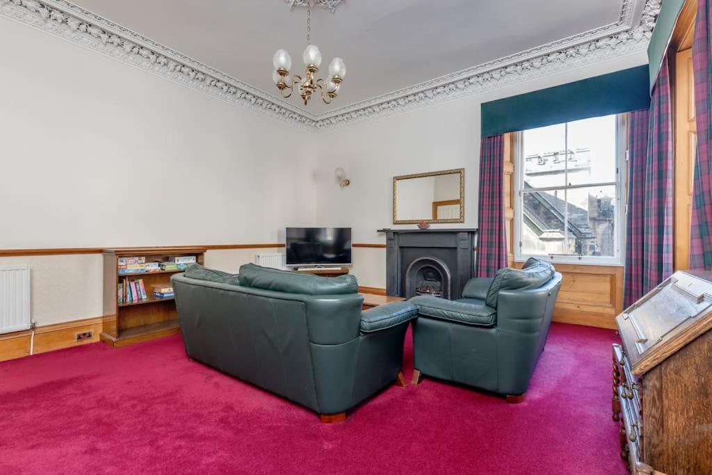 Lovely 2 Bed Flat Located Next To Castle * Edinburgh
