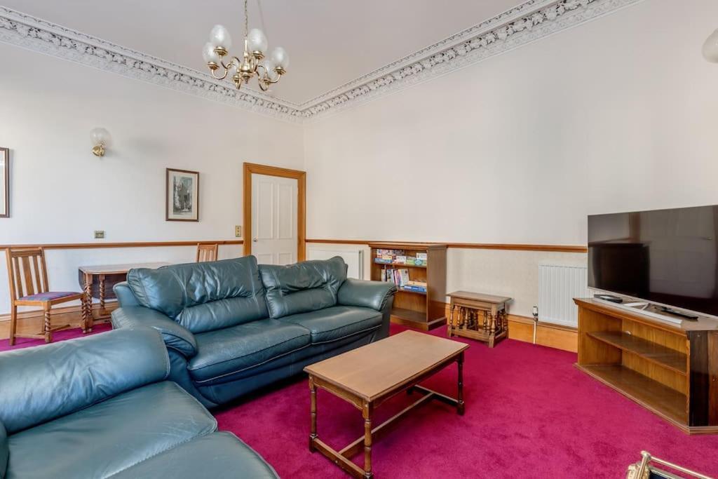 Lovely 2 Bed Flat Located Next To Castle *