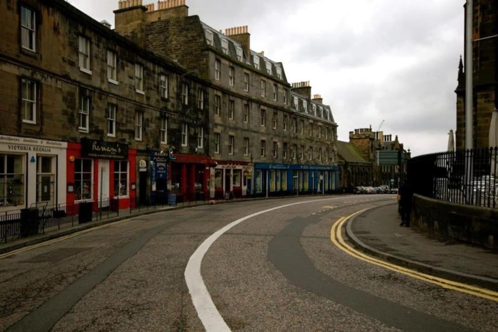 Lovely 2 Bed Flat Located Next To Castle *