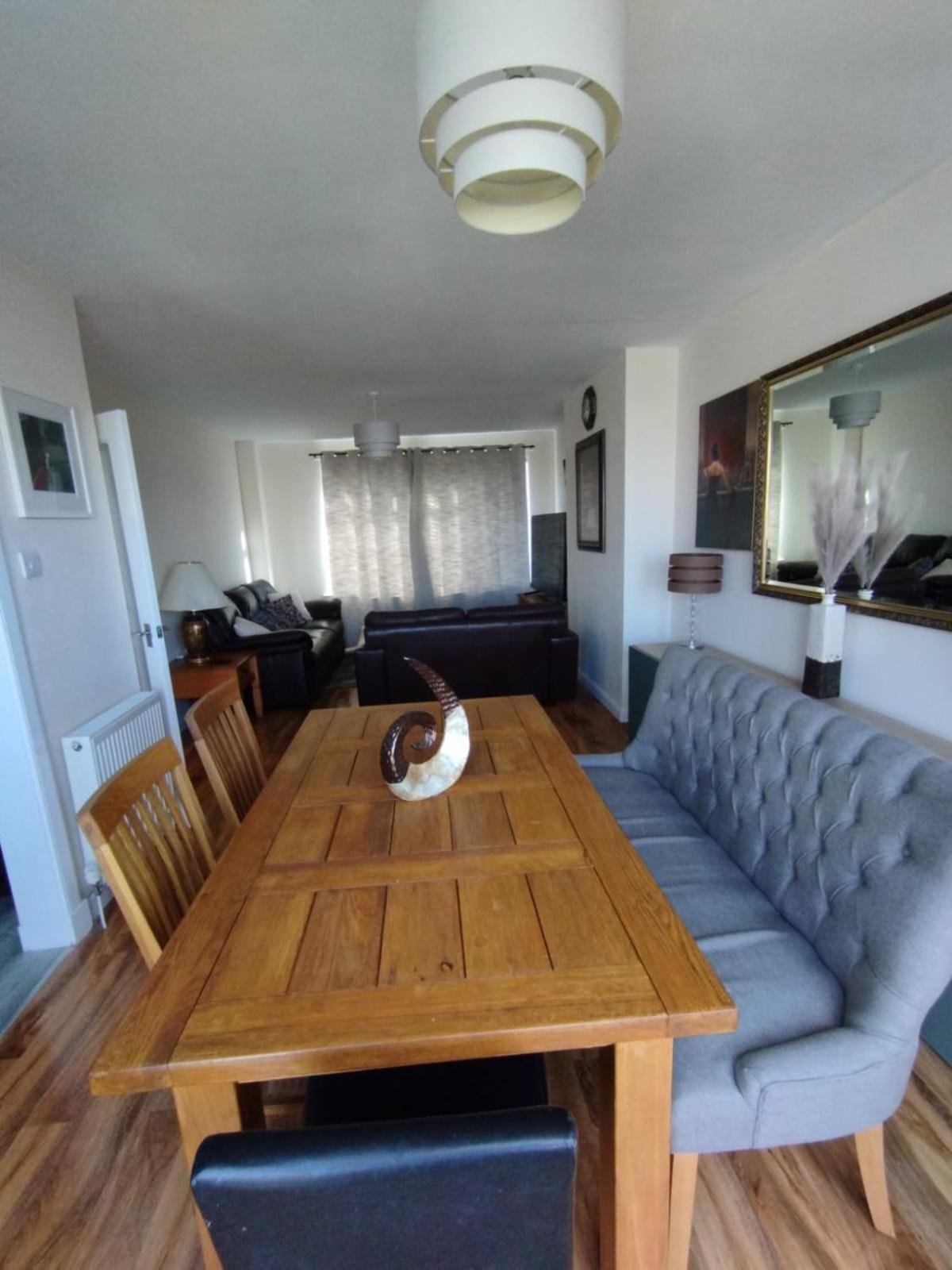 3 Bed House In - Private Parking * Edinburgh