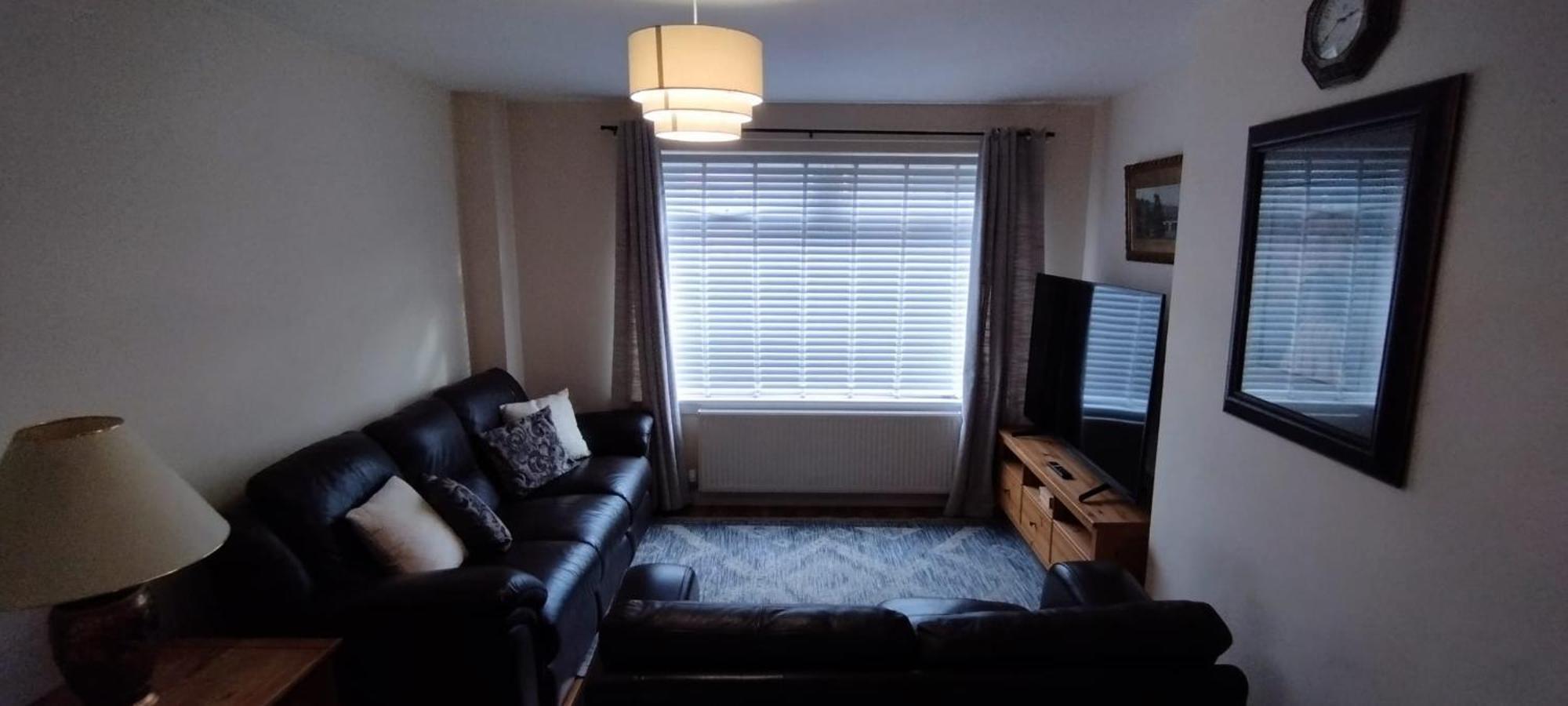 3 Bed House In - Private Parking Edinburgh