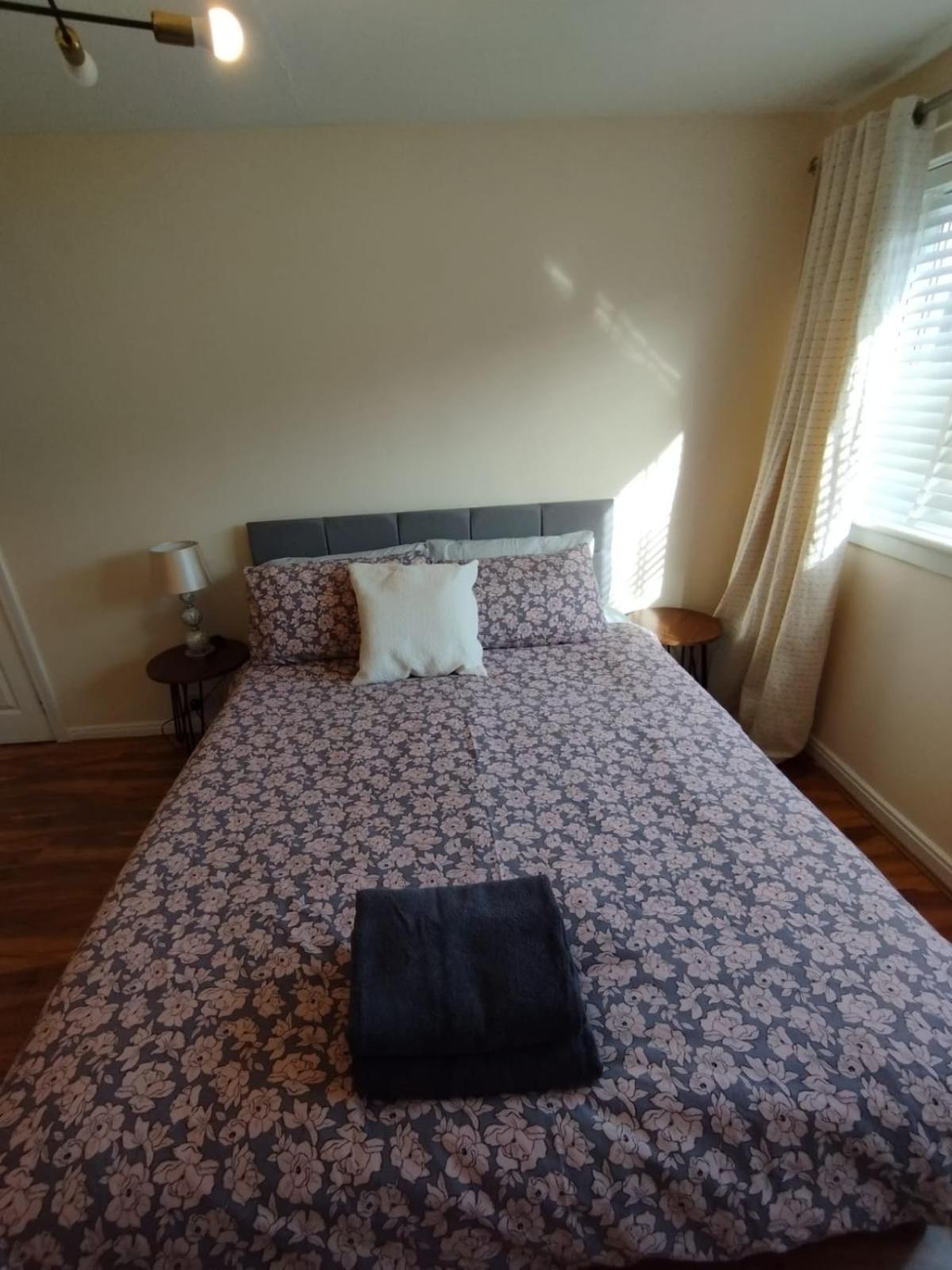 3 Bed House In - Private Parking