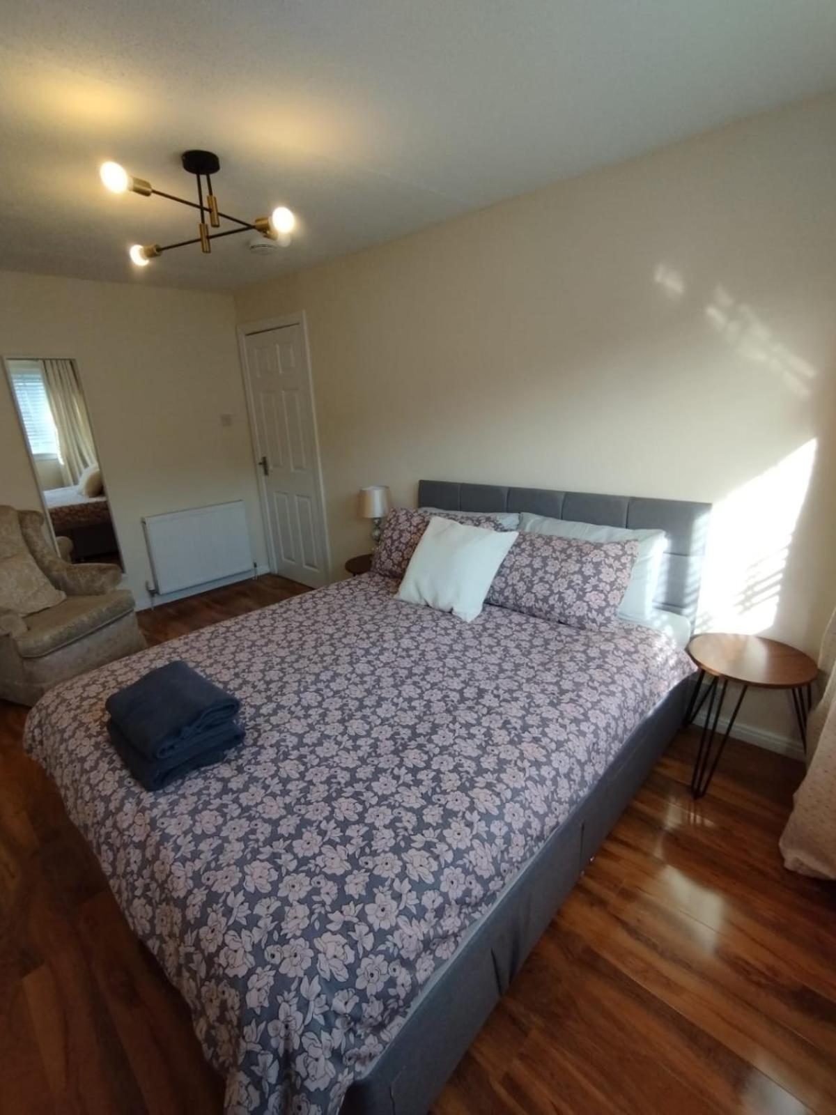 3 Bed House In - Private Parking * Edinburgh