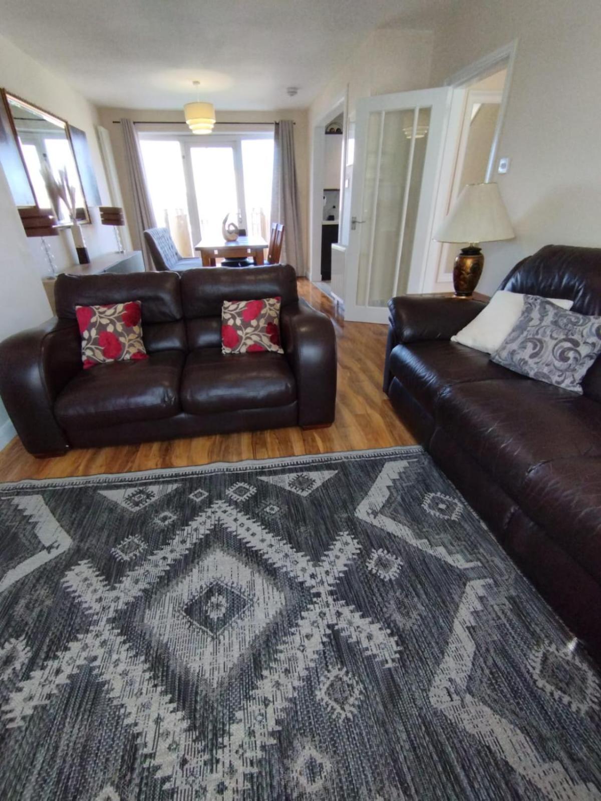 3 Bed House In - Private Parking EDI