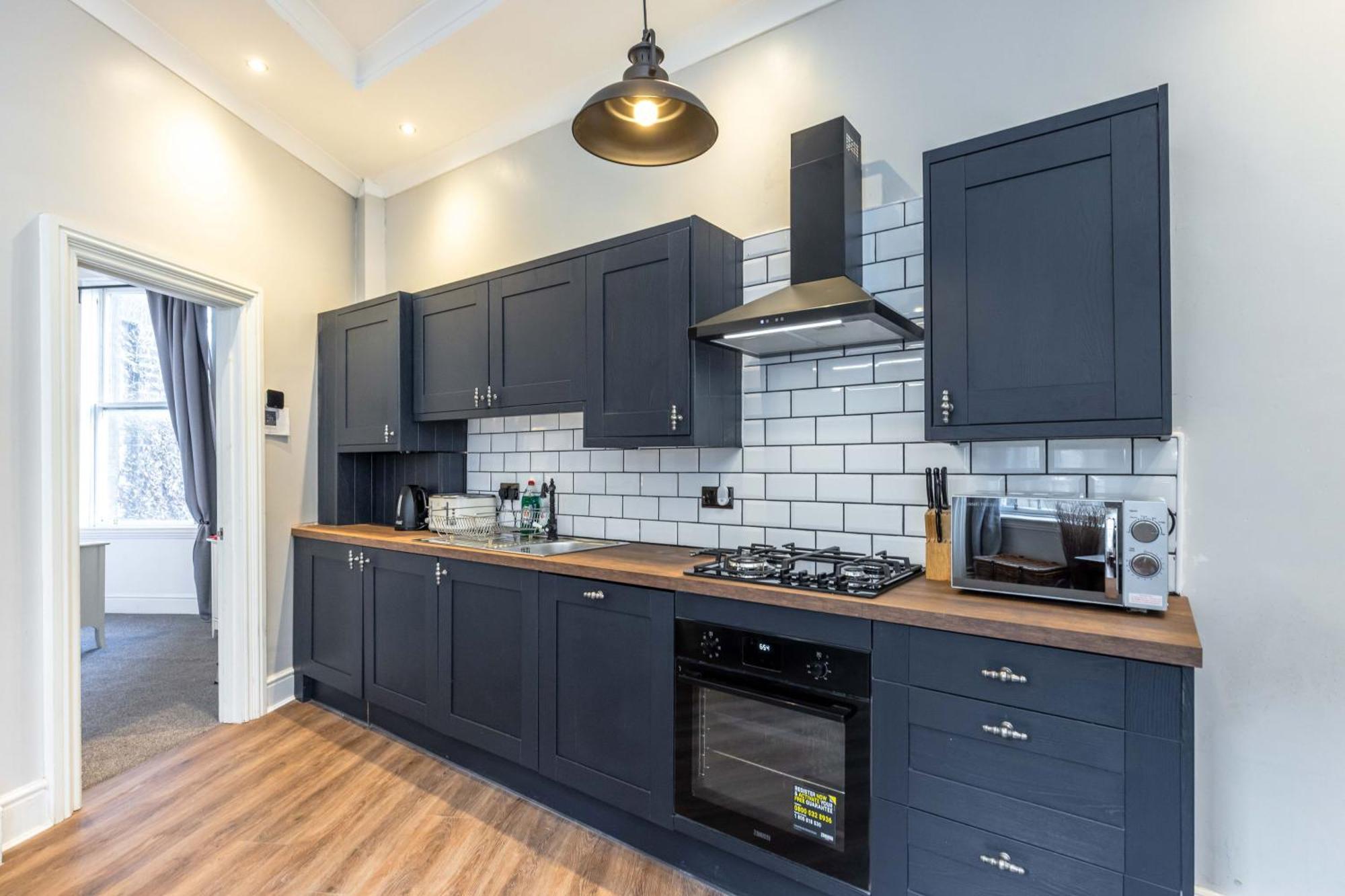 Traditional 3 Bedroom Quiet Duplex Flat By High St, Trams And Buses - Just 1-5 Miles To Centre Apartment Edinburgh