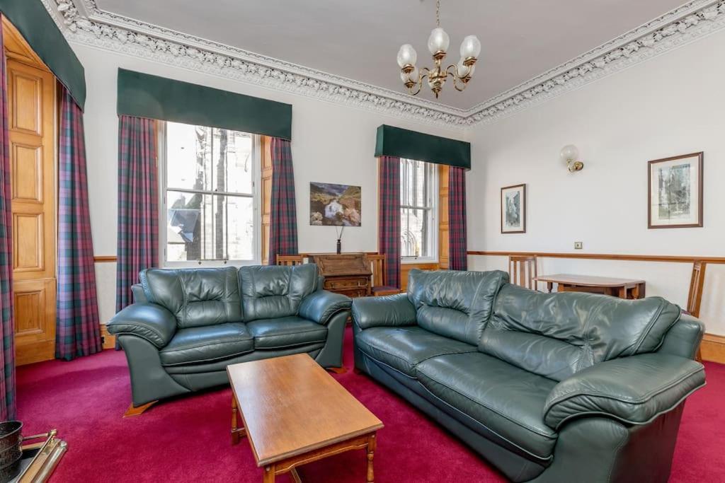 Lovely 2 Bed Flat Located Next To Castle Edinburgh