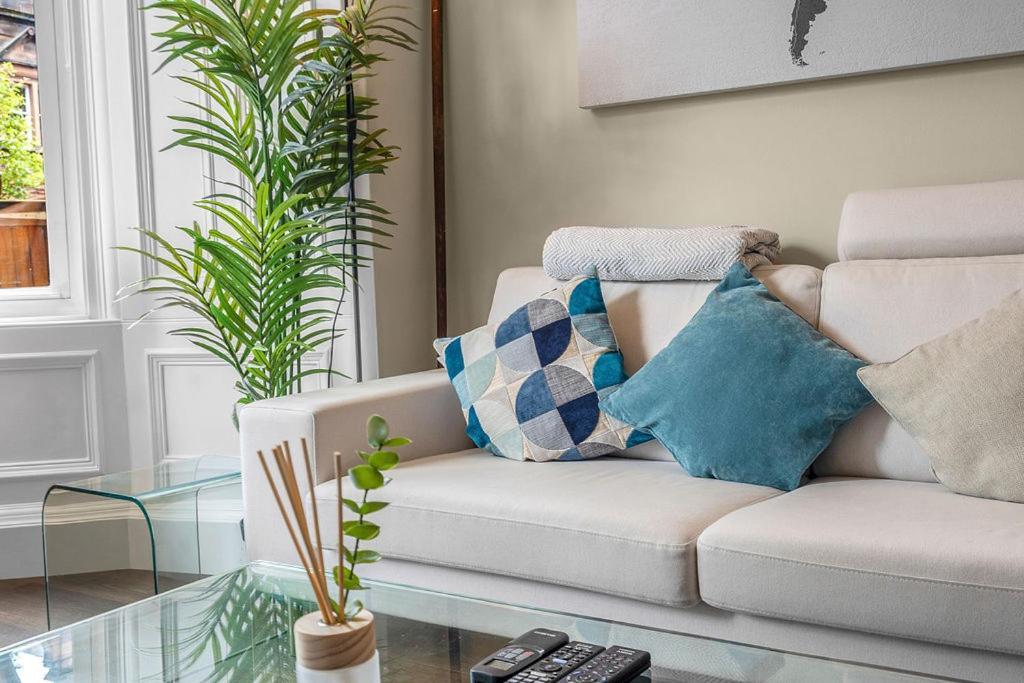 Stylish Elegance In City's Heart Apartment *