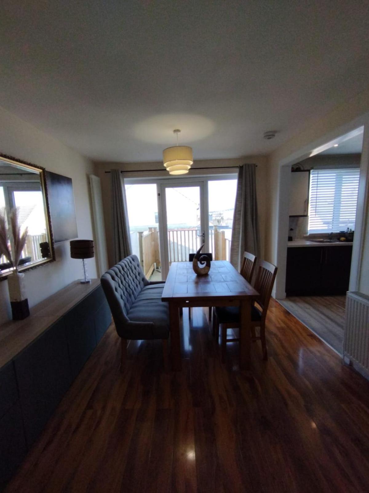 Villa 3 Bed House In - Private Parking *