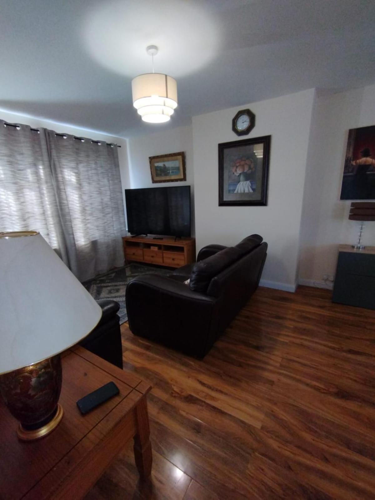 3 Bed House In - Private Parking