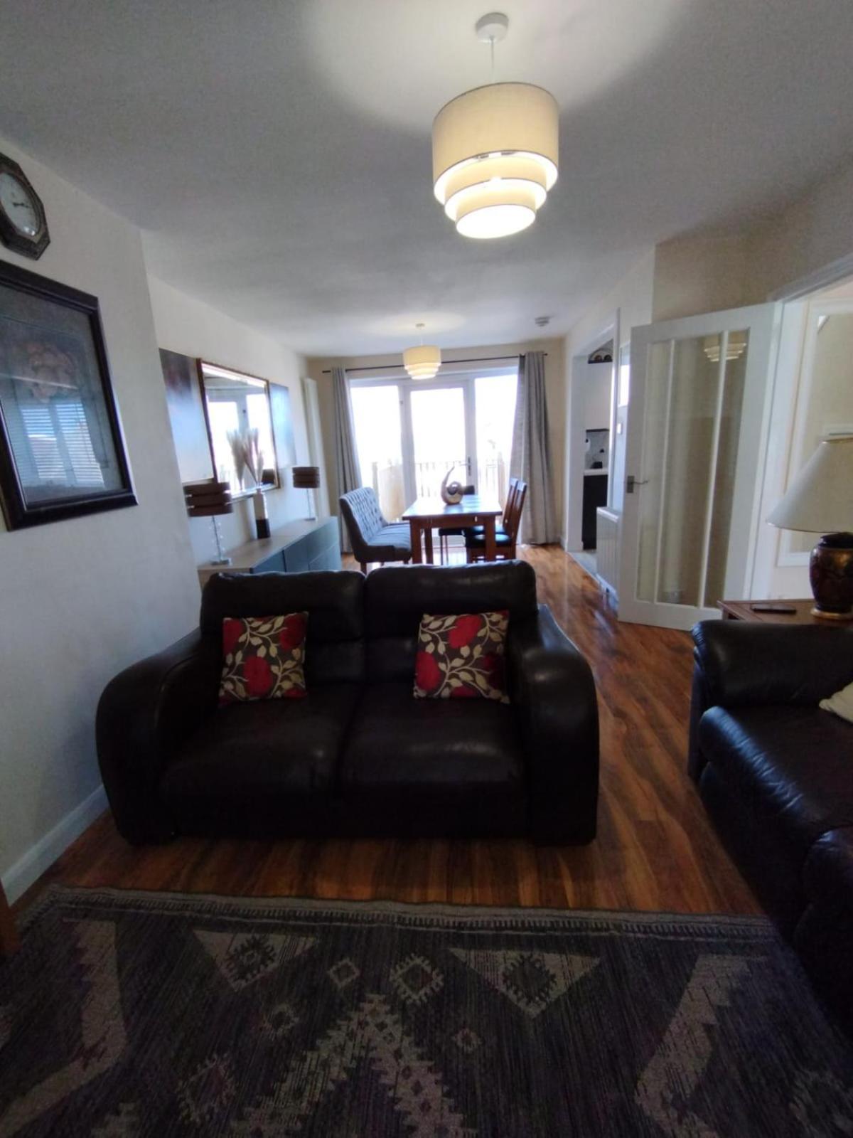 Villa 3 Bed House In - Private Parking