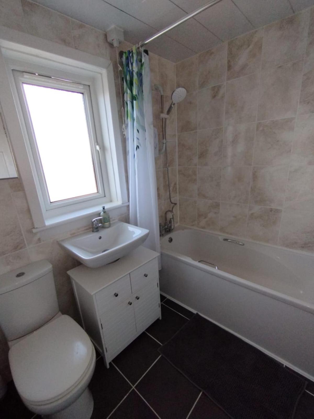 3 Bed House In - Private Parking Villa *