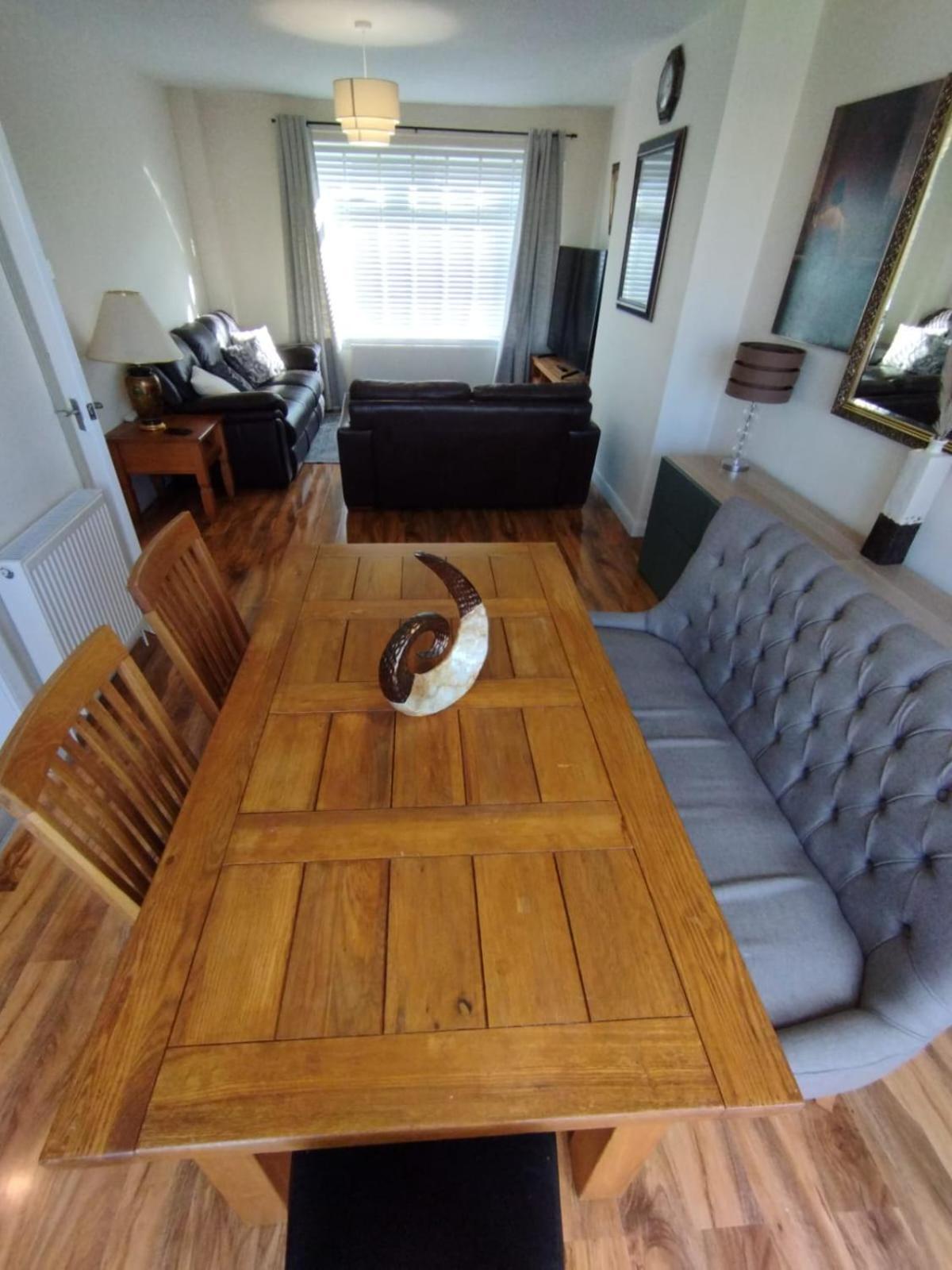 3 Bed House In - Private Parking