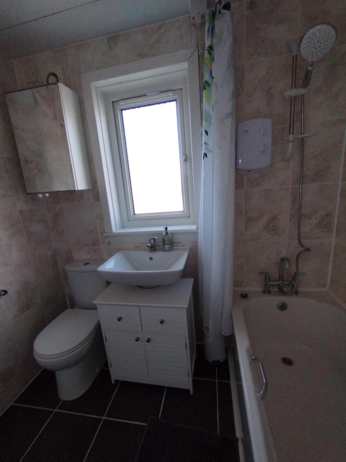 3 Bed House In - Private Parking * Edinburgh
