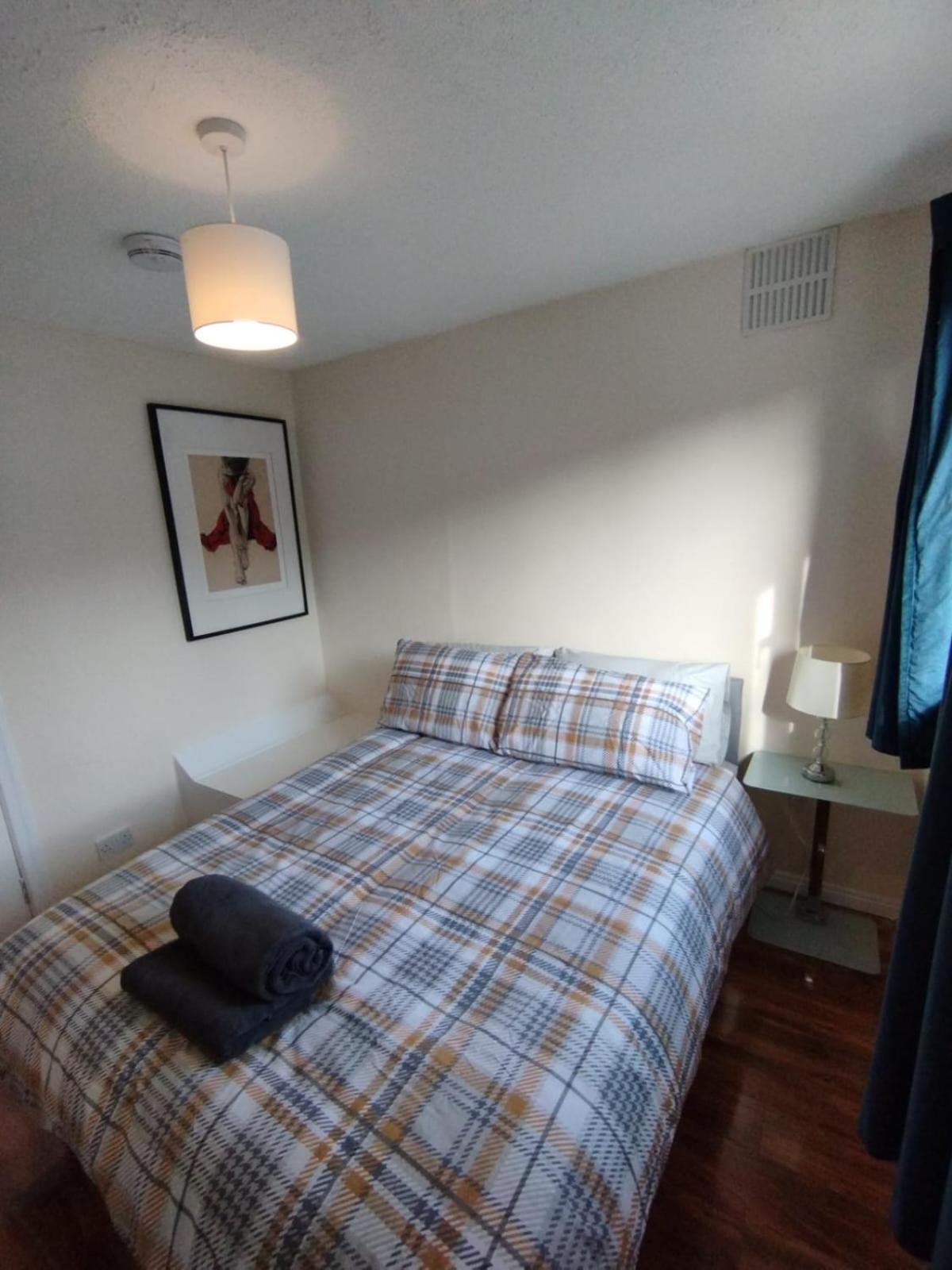 3 Bed House In - Private Parking Edinburgh