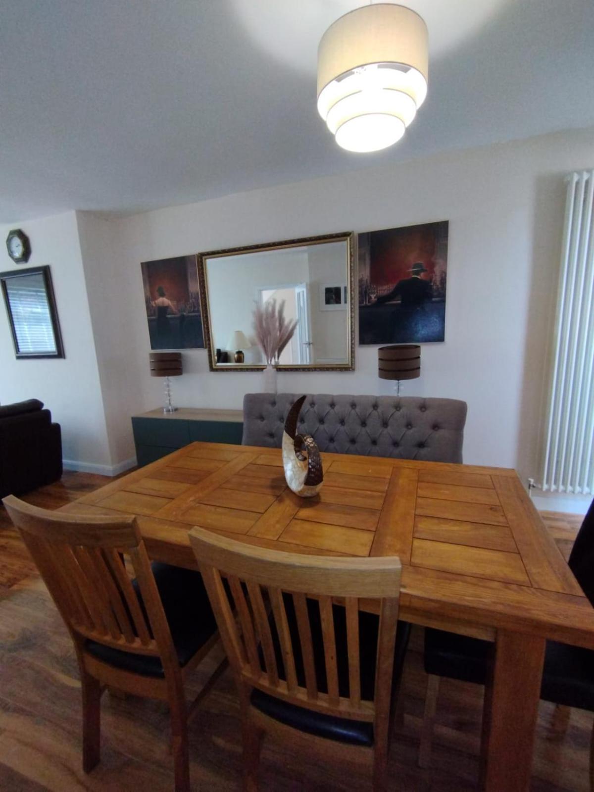 3 Bed House In - Private Parking *