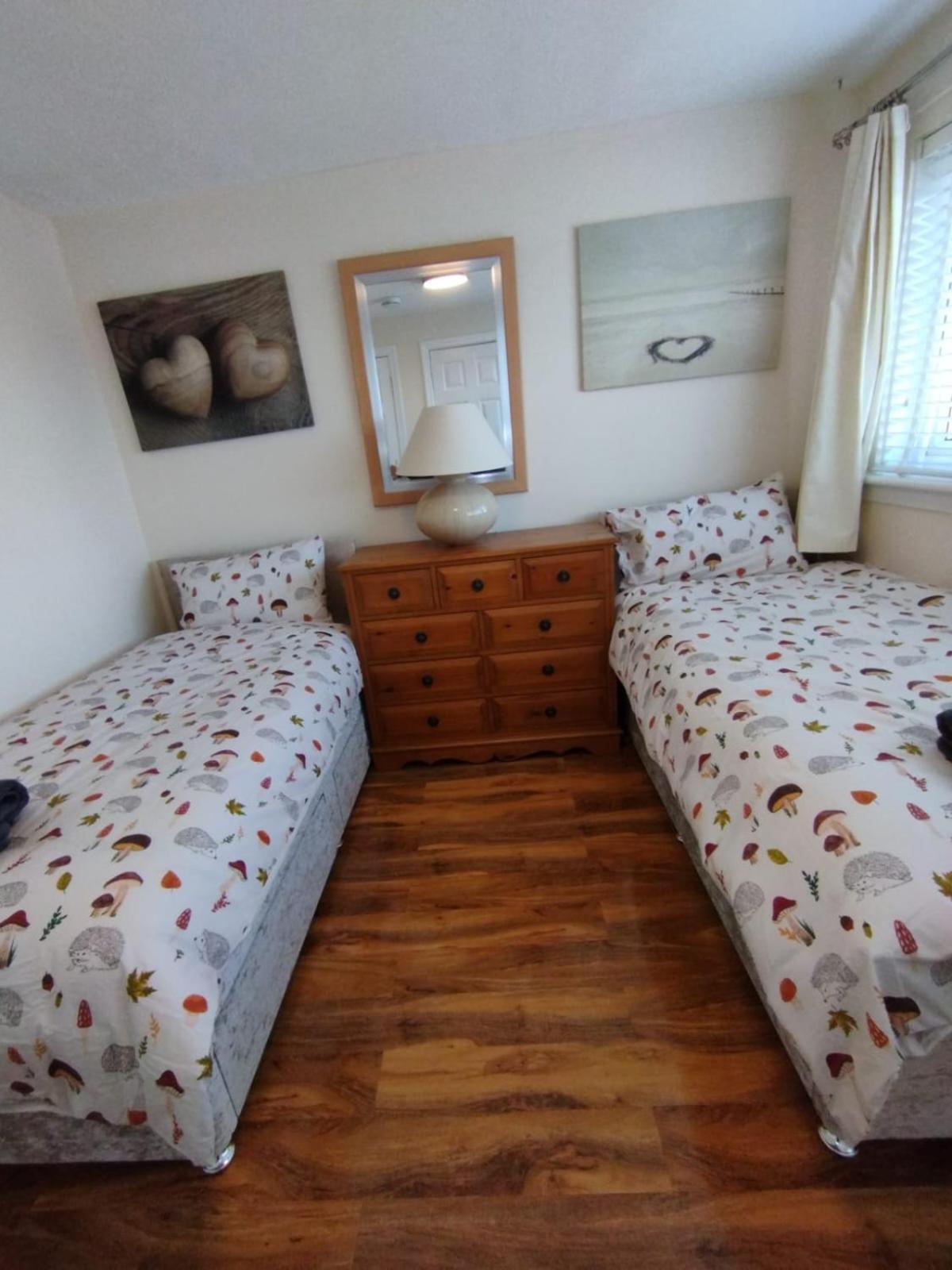 3 Bed House In - Private Parking Villa *