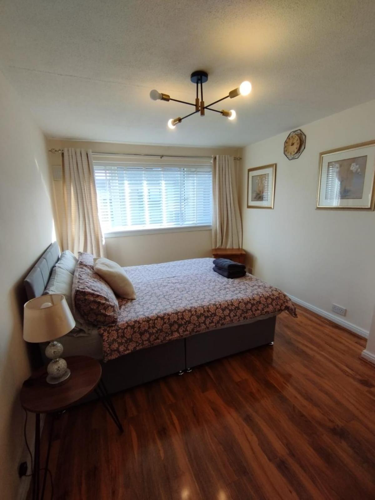 3 Bed House In - Private Parking Villa