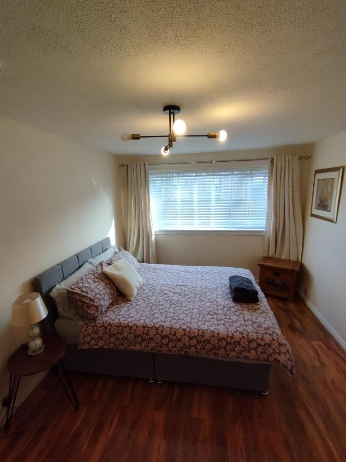 3 Bed House In - Private Parking EDI