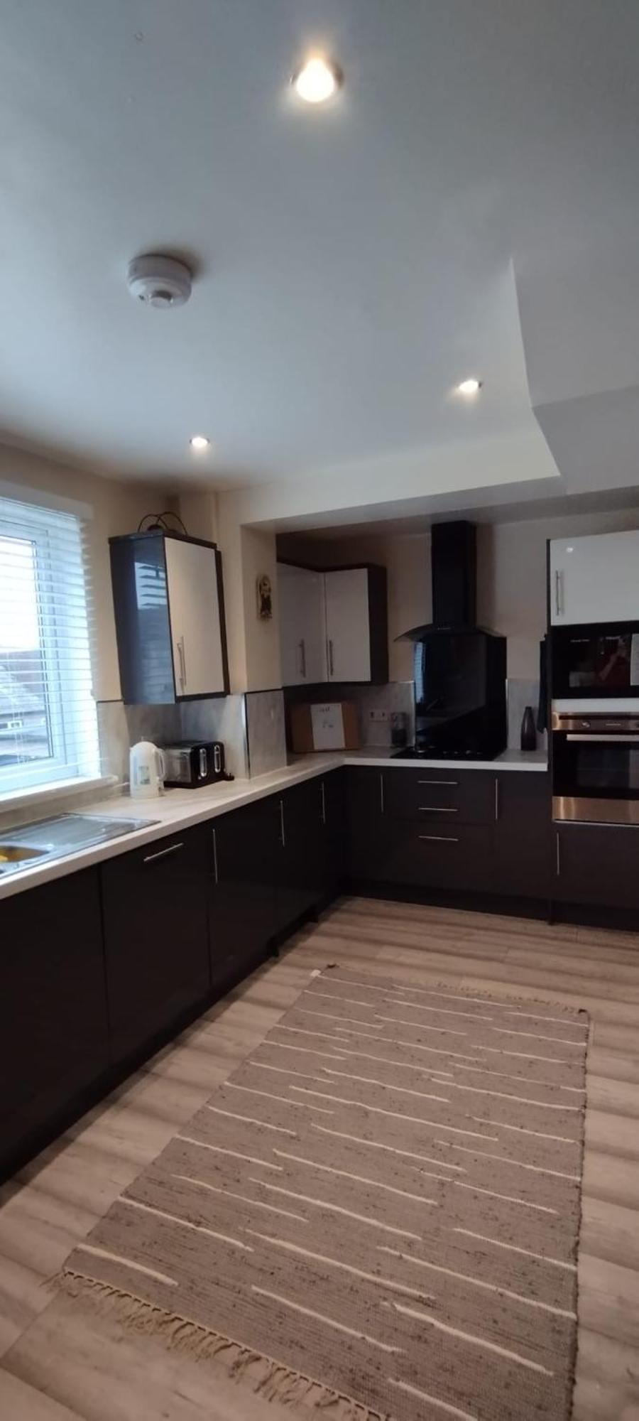 Villa 3 Bed House In - Private Parking EDI