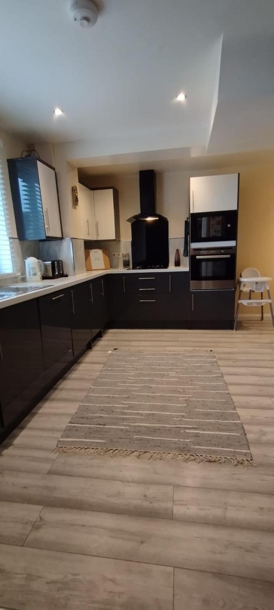 3 Bed House In - Private Parking Villa EDI