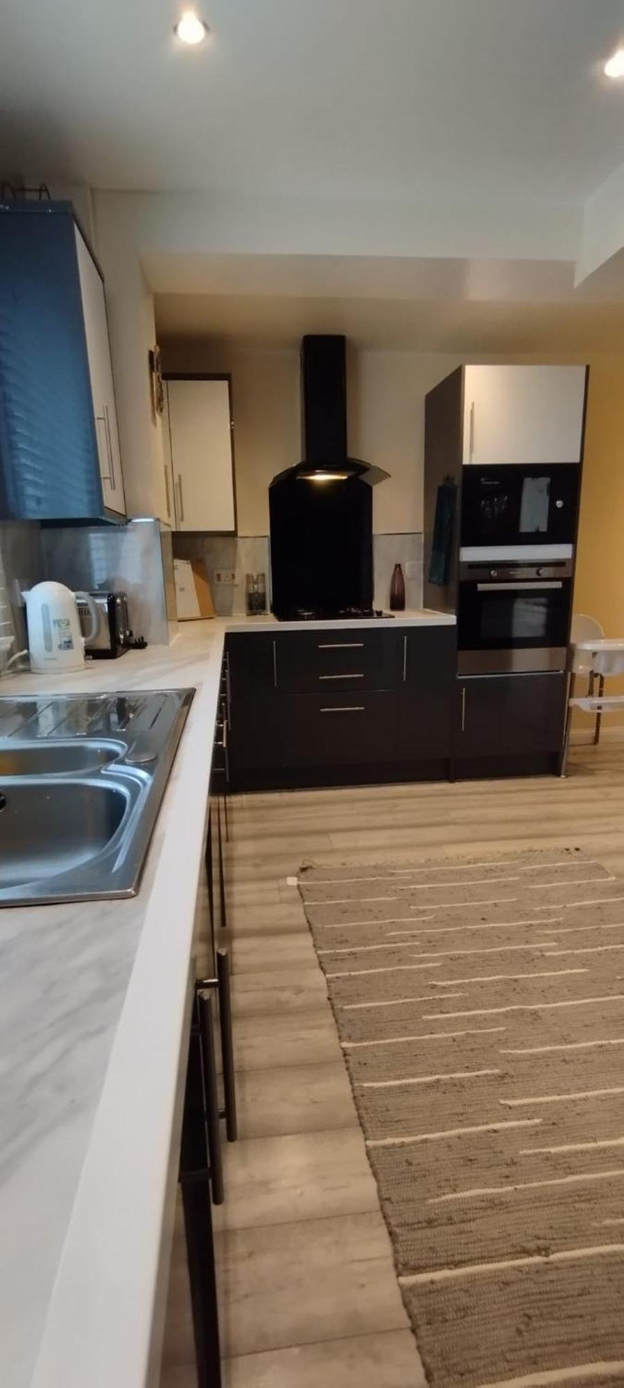 Villa 3 Bed House In - Private Parking EDI