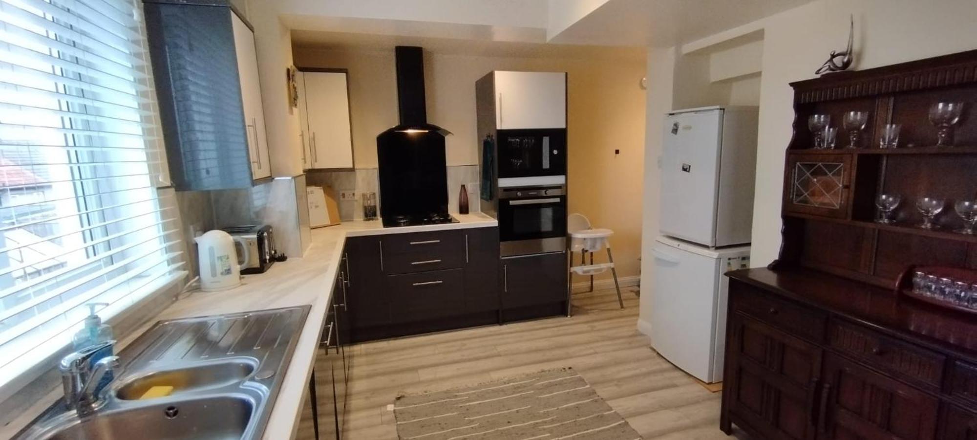 3 Bed House In - Private Parking Villa EDI