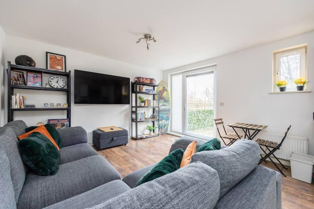 Stunning 1 Bd Flat In Lochend Park With A Patio *