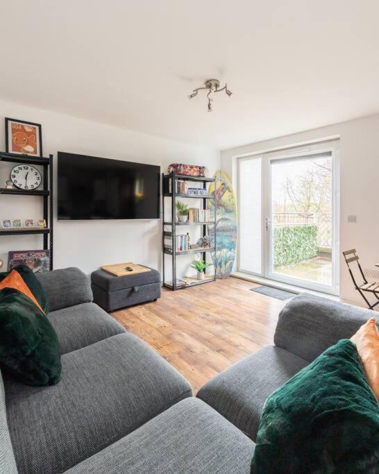 Stunning 1 Bd Flat In Lochend Park With A Patio Apartment *