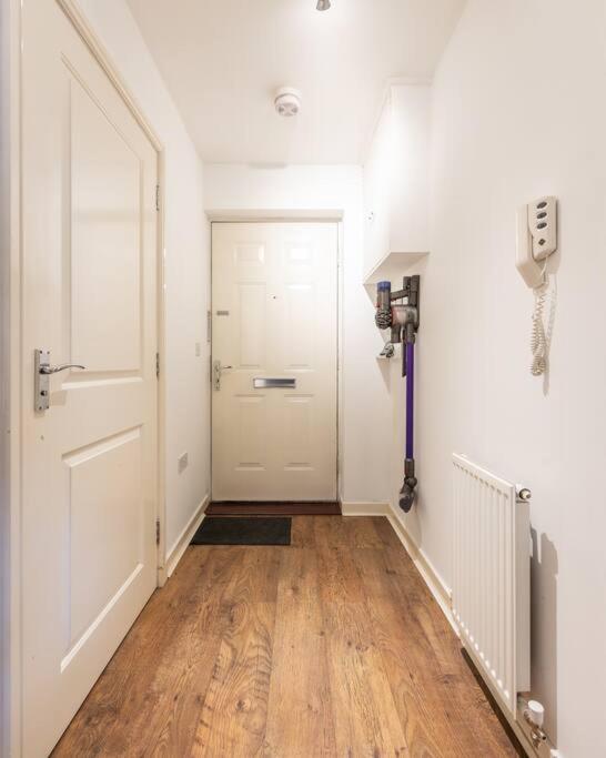 Stunning 1 Bd Flat In Lochend Park With A Patio *