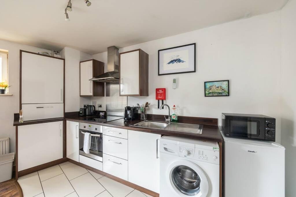 Apartment Stunning 1 Bd Flat In Lochend Park With A Patio *
