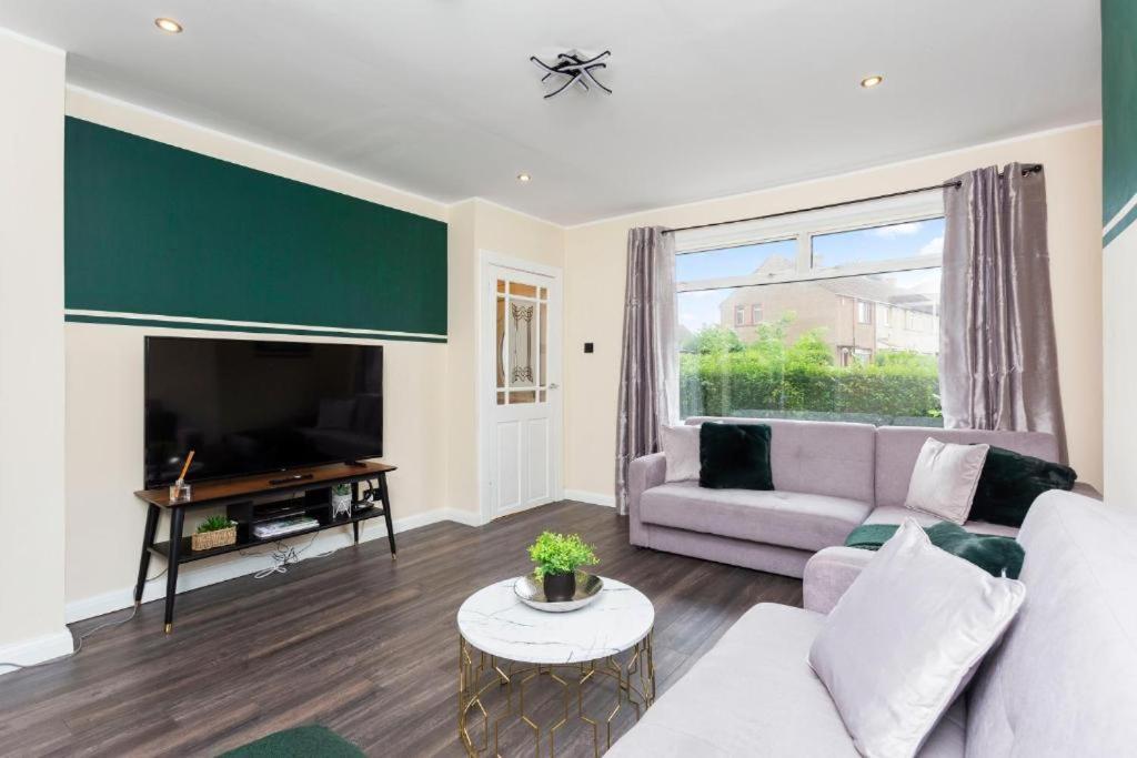 Holiday home Stylish 3 Bed Abode - Parking And Garden