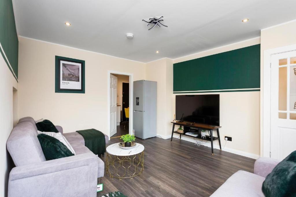 Stylish 3 Bed Abode - Parking And Garden