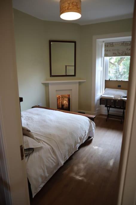 Stylish Victorian For Two In Apartment