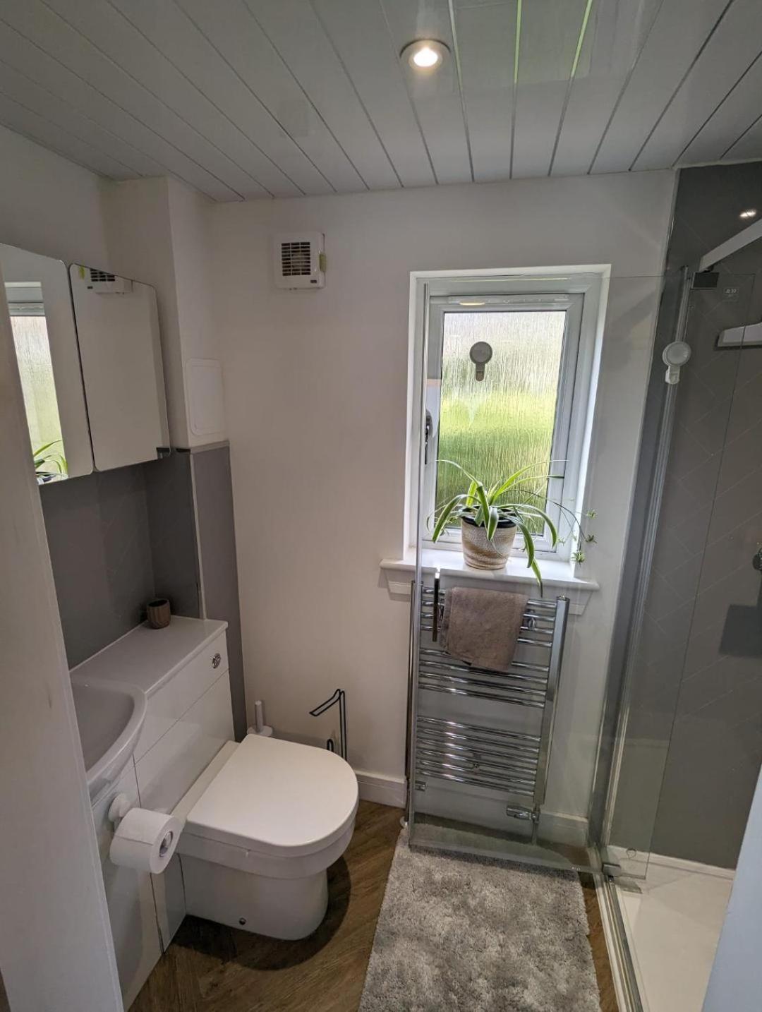 Privatunterkunft En-suite Double With Private Entrance EDI