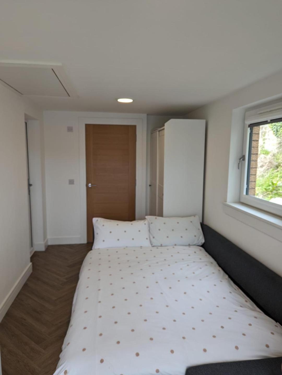 Privatunterkunft En-suite Double With Private Entrance