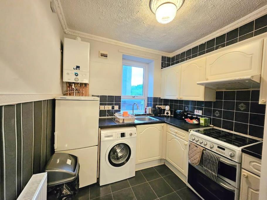 Apartment Craigietinny Road Apartment- 3 Beds *