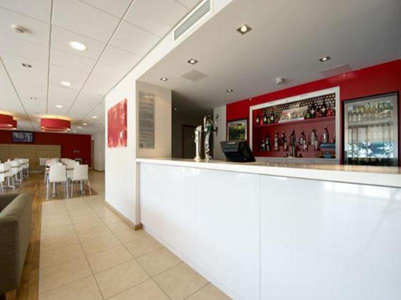Travelodge Airport 2*