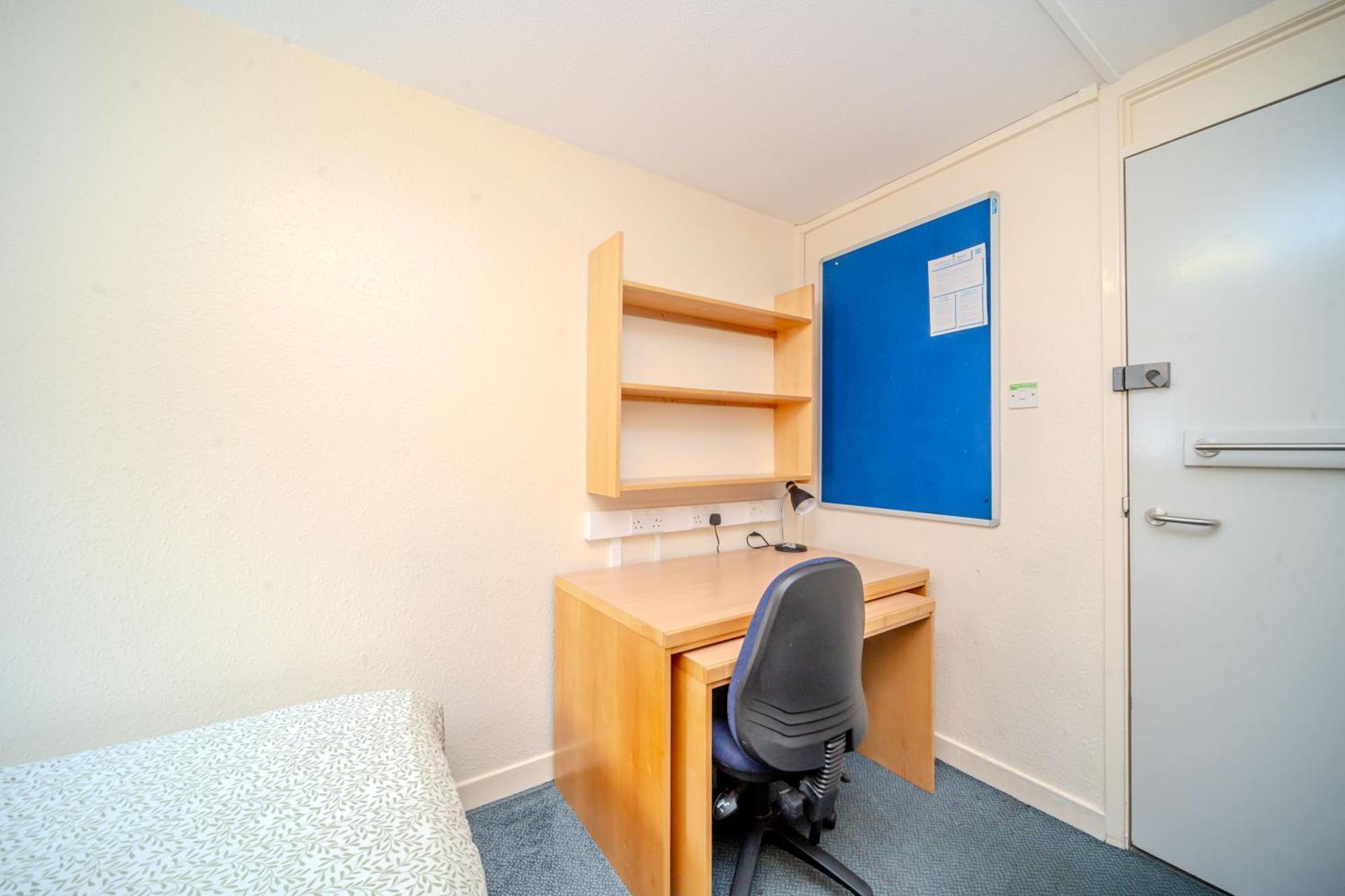 Joivy Budget 2, 4, 5 And 6 Bed Private Flats, In Historic Old Town (adults Only) Apartment *