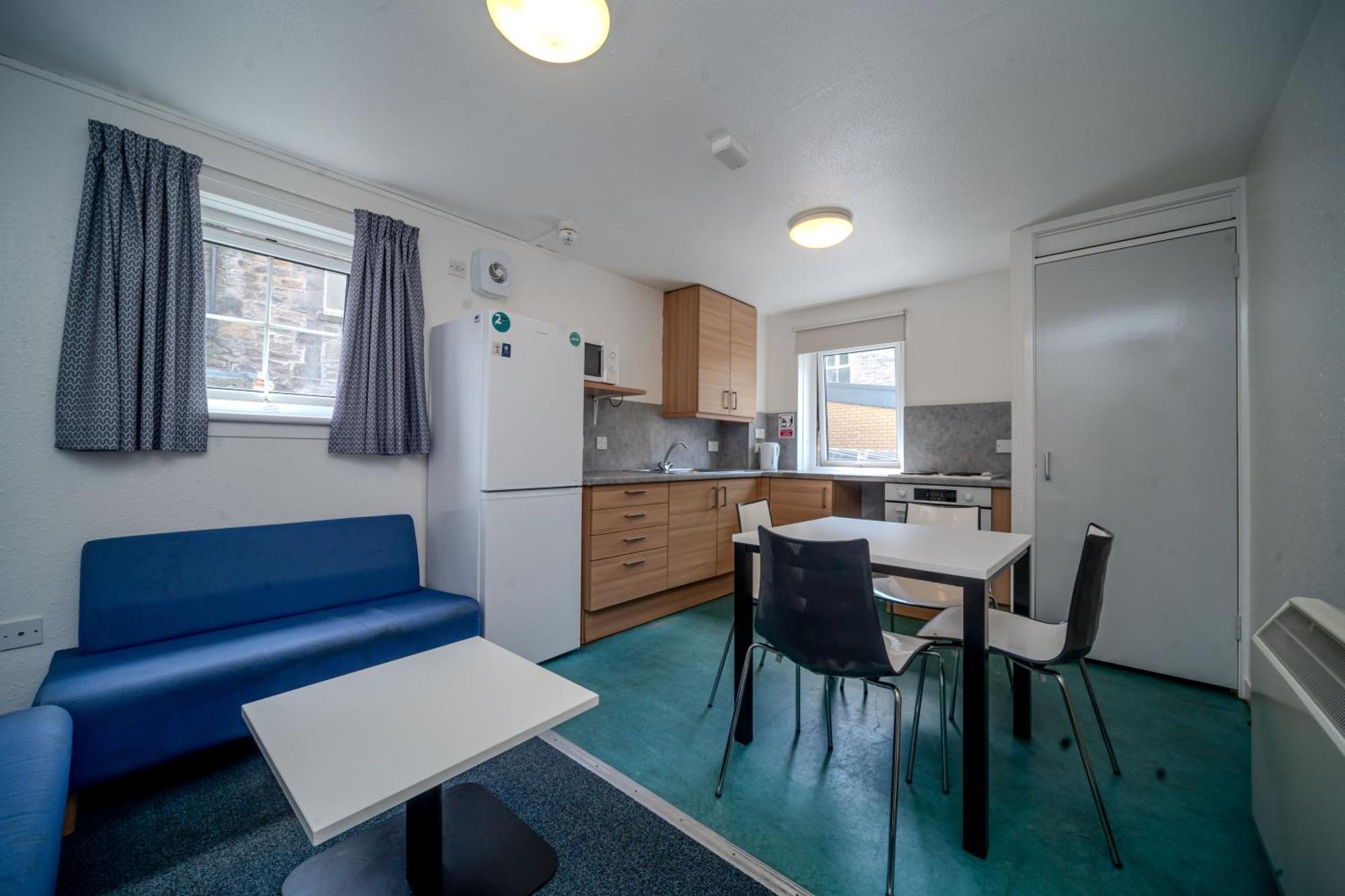Joivy Budget 2, 4, 5 And 6 Bed Private Flats, In Historic Old Town (adults Only) Apartment *