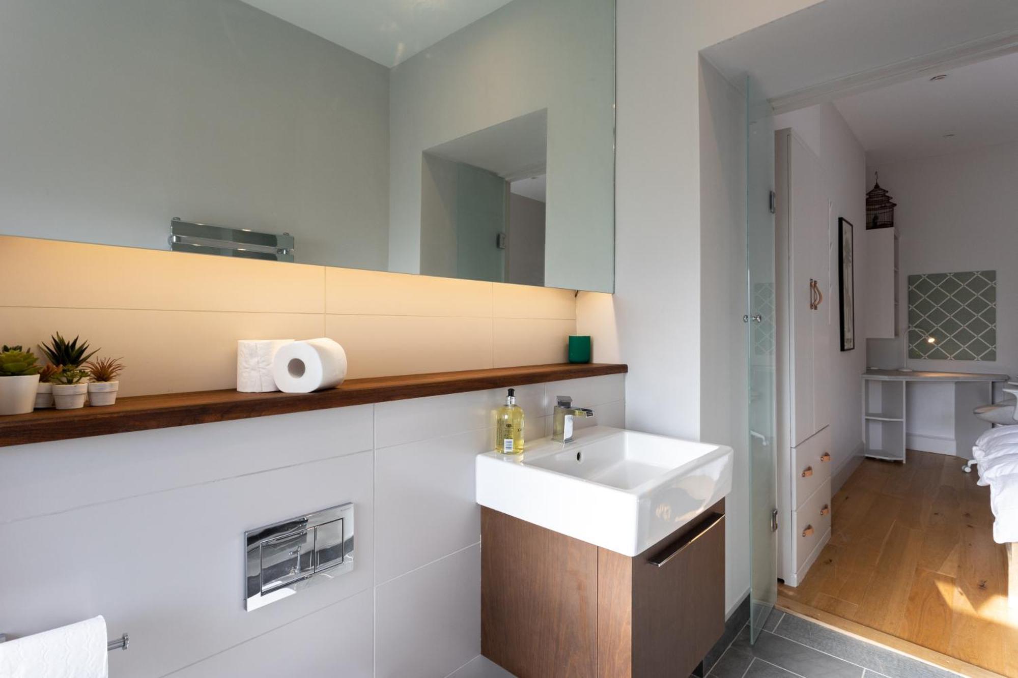 Gorgeous 4 Bed Right Beside The Meadows Apartment *