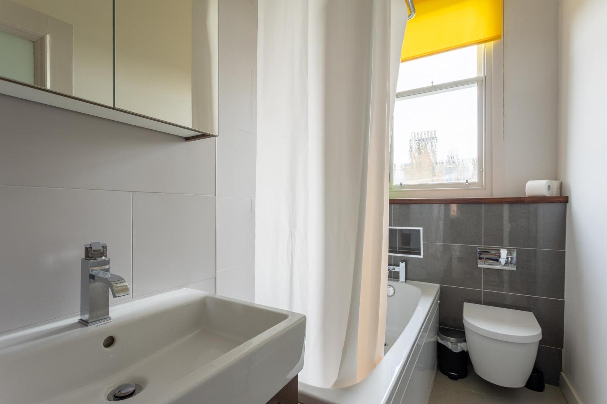 Gorgeous 4 Bed Right Beside The Meadows Apartment