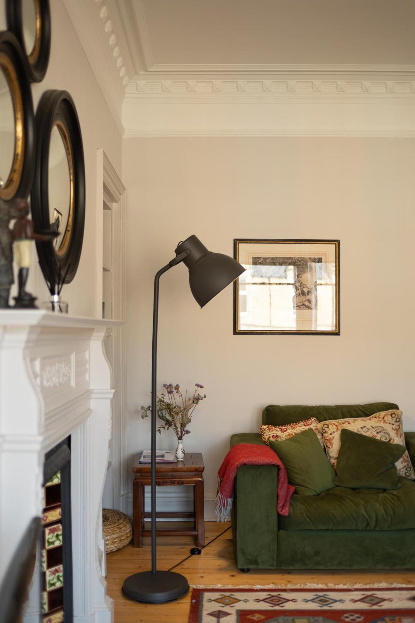 Gorgeous 4 Bed Right Beside The Meadows Apartment *