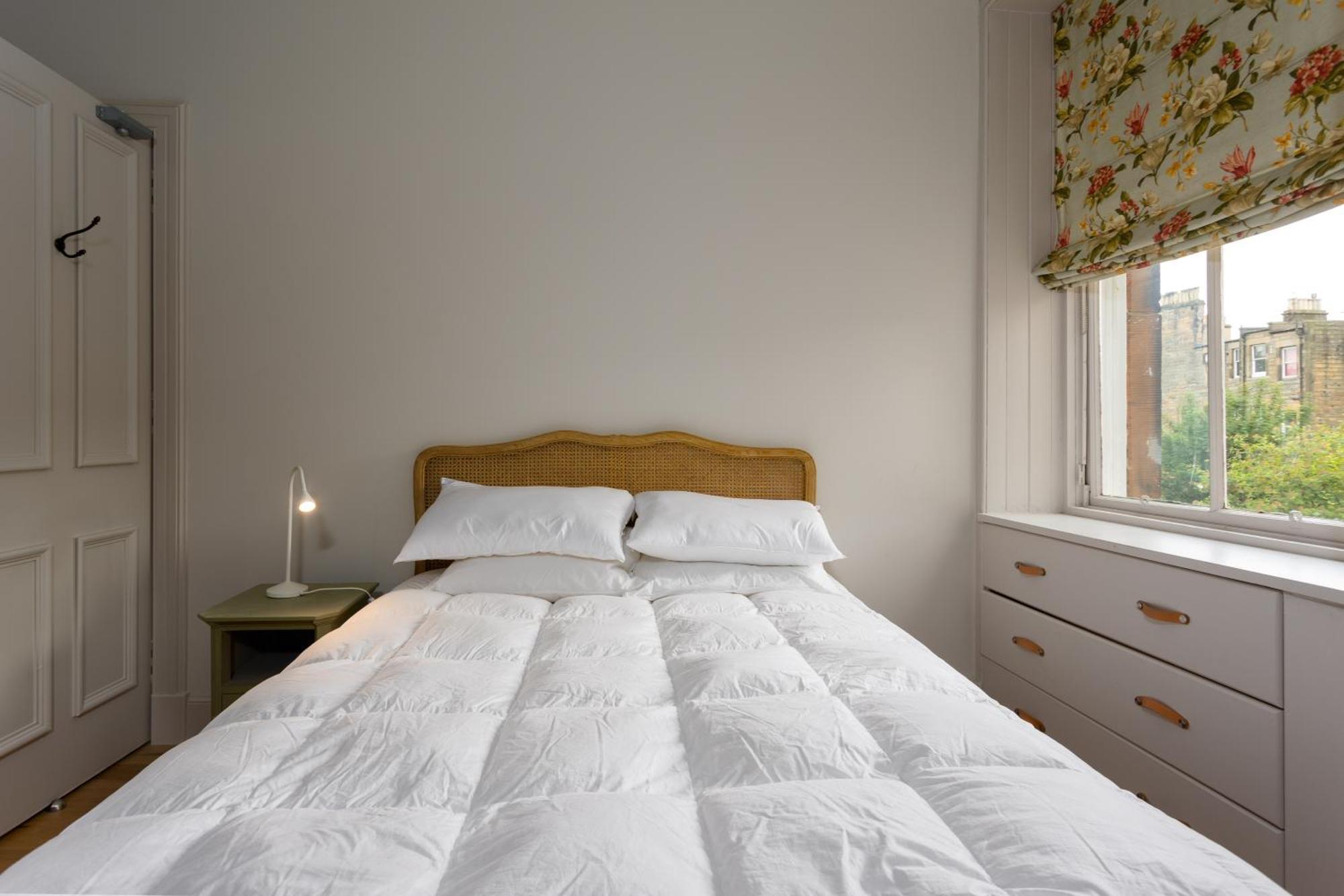 Gorgeous 4 Bed Right Beside The Meadows Apartment Edinburgh
