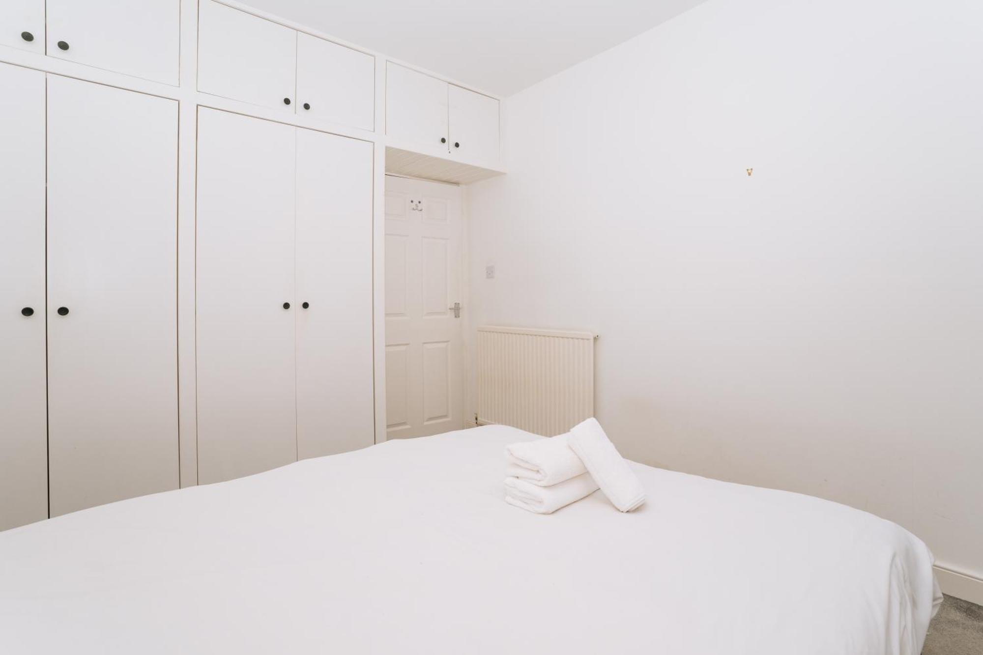 Sleek & Central 2bd Flat - Haymarket Apartment
