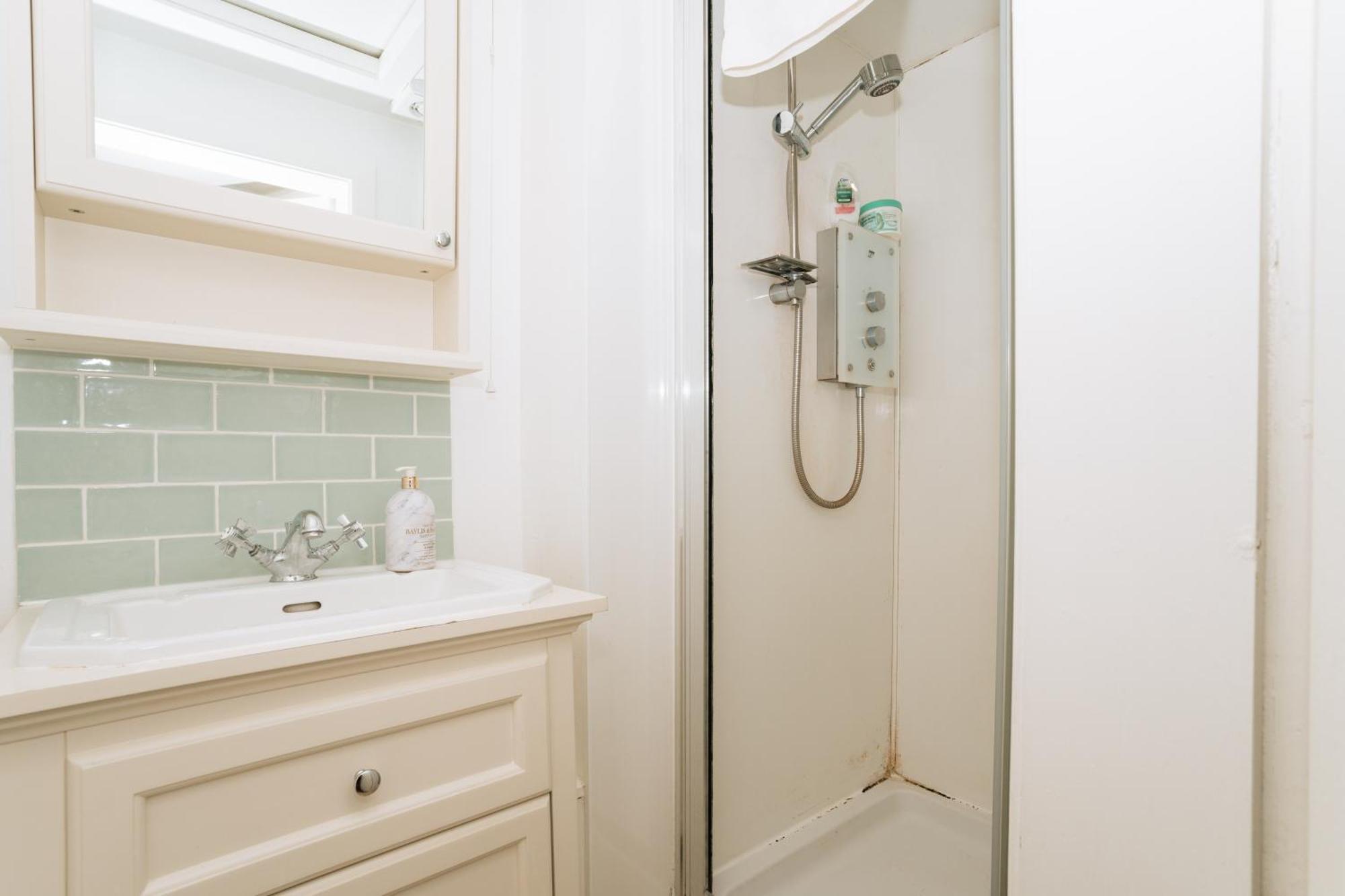Sleek & Central 2bd Flat - Haymarket Edinburgh